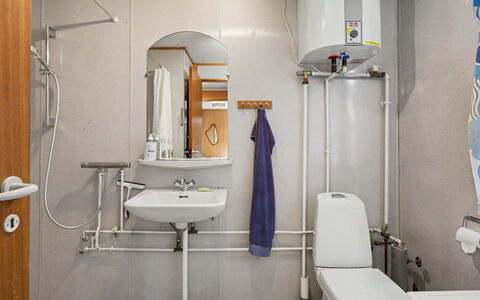 Karelia - 900M from the Sea: Luminaire Plomberie, Siège De Toilette, Salle De Bains, Sol, Évier, Design Intérieur, Toilette, Sol, Lavabo, Plomberie