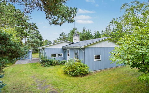 Karelia - 900M from the Sea: Maison, Arbuste, Domicile, Chalet, Toit, Biens, Couverture De Sol, Jardin, Pelouse
