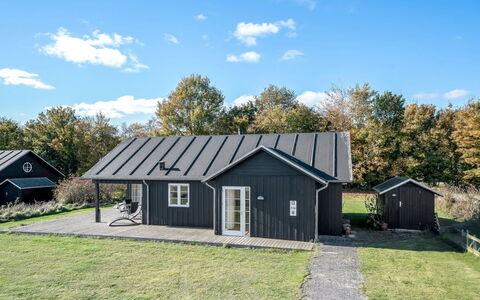 Gunda - 150M from the Sea: Herbe, Toit, Domicile, Maison, Chalet, Siding, Lot Terre, Batiments Jardin, Pelouse, Biens