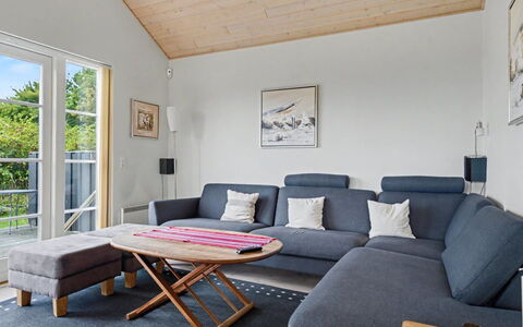 Gunda - 150M from the Sea: Meubles, Bois, Sol, Canapé, Design Intérieur, Sol, Salon, Domicile, Appartement