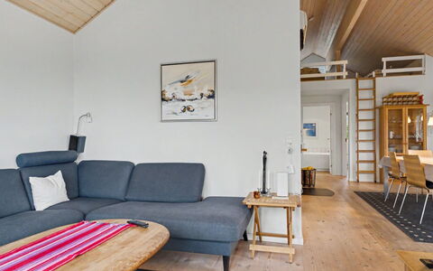 Gunda - 150M from the Sea: Bois, Sol, Meubles, Design Intérieur, Plafond, Sol, Pièce, Domicile, Salon, Chaise