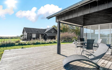 Gunda - 150M from the Sea: Toit, Domicile, Architecture, Maison, Porche, Chalet, Lot Terre, Porte, Siding, Plate-Forme