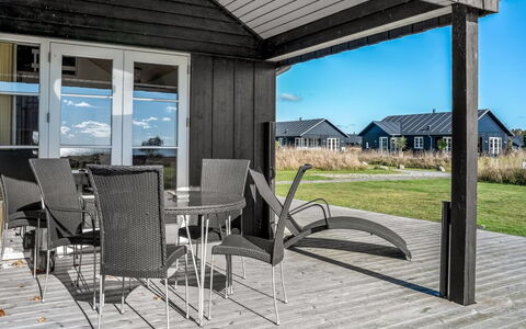 Gunda - 150M from the Sea: Bois, Domicile, Porte, Planche, Ombre, Porche, Plate-Forme, Chalet, Dur, Siding