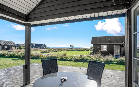 Gunda - 150M from the Sea: Toit, Chalet, Domicile, Maison, Lot Terre, Porte, Siding, Porche, Biens, Ombre