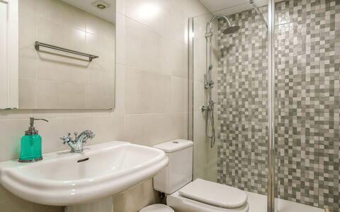 Sa Serra: Salle De Bains, Siège De Toilette, Luminaire Plomberie, Toilette, Sol, Design Intérieur, Sol, Lavabo, Évier, Plomberie