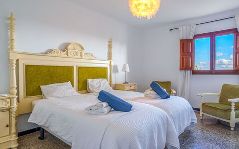 Sa Serra: Chambre, Lit, Meubles, Drap De Lit, Literie, Sol, Cadre De Lit, Appartement, La Table De Nuit, Recours