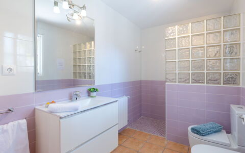 Aurea: Salle De Bains, Sol, Luminaire Plomberie, Design Intérieur, Sol, Armoire De Toilette, Robinet, Plomberie, Tuile, Évier