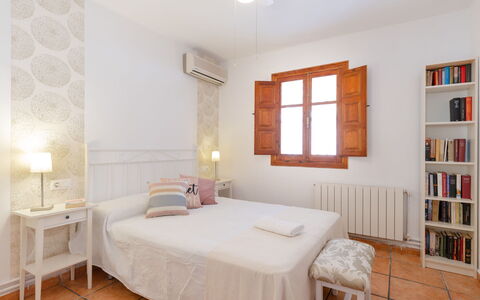 Aurea: Meubles, Lit, Chambre, Design Intérieur, Bois, Sol, Sol, Plafond, Drap De Lit, Pièce
