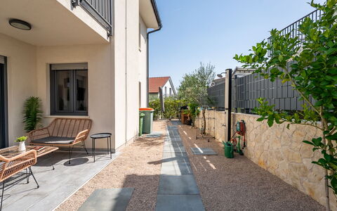 Le Vito: Zone Résidentielle, Domicile, Dalle, Composite, Jardin, Béton, Allée, Ombre, Passerelle, Aménagement Paysager