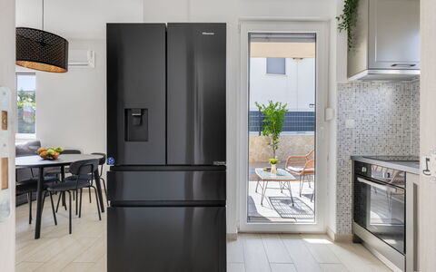 Le Vito: Principaux Appliance, Appareil De Cuisine, Design Intérieur, Réfrigérateur, Sol, Cuisine, Électroménager, Parquet, Étagère, Rayonnage