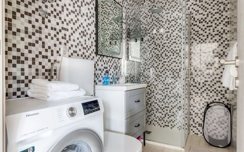 Le Vito: Design Intérieur, Mur, Sol, Sol, Salle De Bains, Luminaire Plomberie, Meubles, Domicile, Tuile, Armoire De Toilette