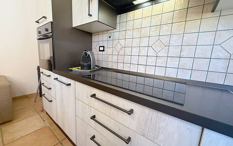 Alpamar: Cuisine, Comptoir, Sol, Cuisinière, Sol, Design Intérieur, Appareil De Cuisine, Tuile, Principaux Appliance, Cabinetry
