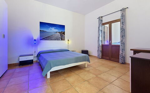 Alpamar: Sol, Sol, Design Intérieur, Plafond, Meubles, Pièce, Appartement, Lit, Chambre, Chaise