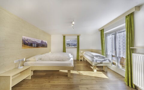 Chalet Dumbria Dolomites: Chambre, Dur, Tache De Bois, Lit, Cadre De Lit, Hôtel, Glacial Relief, Parquet, Literie, Alpes