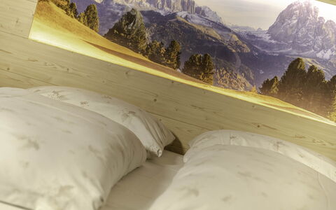 Chalet Dumbria Dolomites: Chambre, Chaîne De Montagnes, Literie, Drap De Lit, Lit, Linge, Oreiller, Cadre De Lit, Alpes, Crête