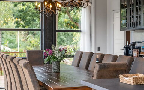 Geeske - 1.1Km from the Sea: Meubles, Design Intérieur, Bois, Table, Salle À Manger, Sol, Lustre, Table Cuisine Et Salle A Manger, Chaise, Plafond