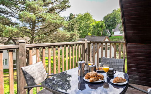 Daisy Valley Lodge: Meubles, Mobilier De Jardin, Chaise, Tableau De Plein Air, Plate-Forme, Porche, Clôture, Dur, Jardin, Balustrade