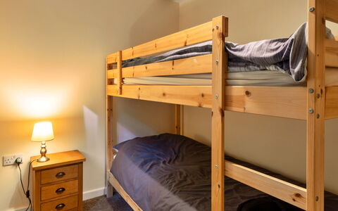 Daisy Valley Lodge: Lit, Chambre, Bois, Sol, Literie, Design Intérieur, Sol, Drap De Lit, Meubles, Pièce