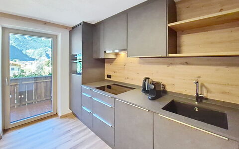 Mayrhofen 44: Cuisine, Sol, Bois, Comptoir, Design Intérieur, Cabinetry, Domicile, Sol, Électroménager, Pièce