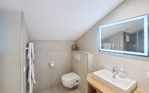 Mayrhofen 44: Sol, Luminaire Plomberie, Design Intérieur, Salle De Bains, Sol, Plafond, Évier, Robinet, Plomberie, Pièce