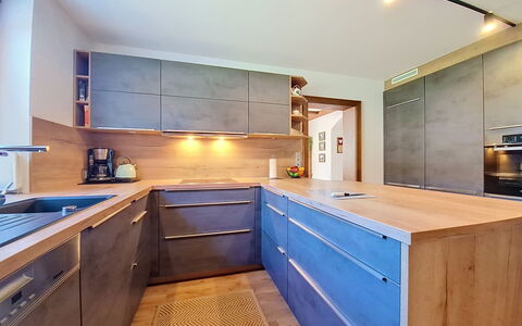 Ferienhaus Lanzinger: Sol, Bois, Cuisine, Comptoir, Design Intérieur, Plafond, Meubles, Sol, Cabinetry, Appareil De Cuisine