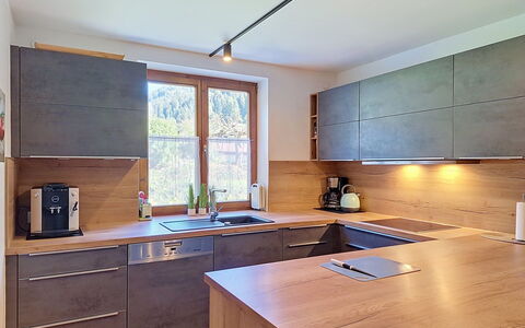 Ferienhaus Lanzinger: Sol, Comptoir, Cuisine, Bois, Design Intérieur, Meubles, Cabinetry, Appareil De Cuisine, Sol, Luminaire