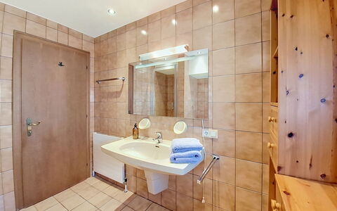 Ferienhaus Lanzinger: Salle De Bains, Sol, Luminaire Plomberie, Design Intérieur, Sol, Lavabo, Plomberie, Plafond, Robinet, Pièce