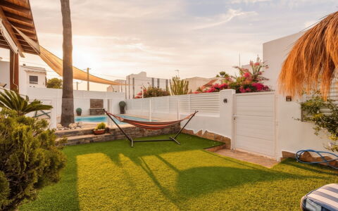 Rompeolas: Arbuste, Maison, Zone Résidentielle, Domicile, Jardin, Ombre, Cour, Cour, Pot De Fleur