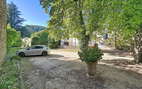Chateau de la Favède: Arbre, Familiale, Allée, Parking, Véhicule De Luxe, City Car, Mid-Taille Car
