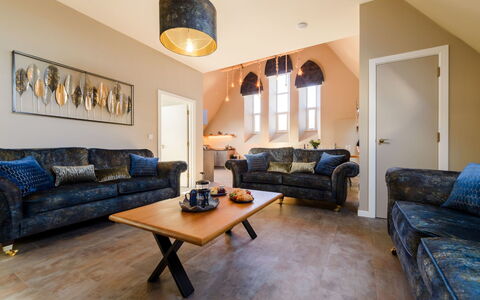 Towan Beach: Meubles, Canapé, Bois, Design Intérieur, Salon, Domicile, Sol, Sol, Éclairage, Appartement