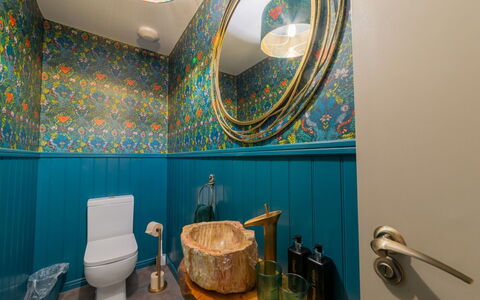 Towan Beach: Salle De Bains, Luminaire Plomberie, Design Intérieur, Lavabo, Sol, Éclairage, Robinet, Plomberie, Sol, Évier
