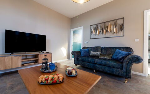 Towan Beach: Design Intérieur, Meubles, Sol, Sol, Canapé, Bois, Plafond, Salon, Pièce, Éclairage