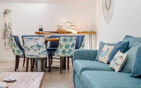 Towan Lobster: Meubles, Bleu, Design Intérieur, Bois, Canapé, Sol, Pièce, Coussin, Sol, Salon
