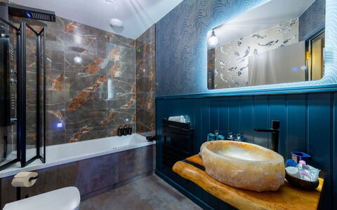Towan Lobster: Salle De Bains, Luminaire Plomberie, Design Intérieur, Sol, Lavabo, Évier, Baignoire, Robinet, Miroir, Sol