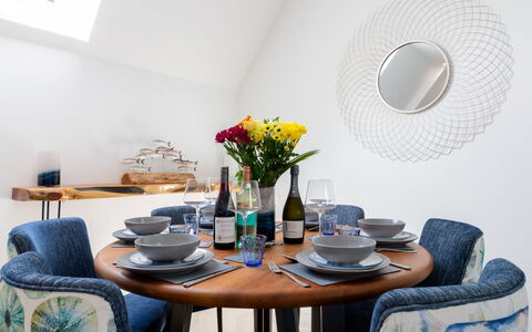Towan Lobster: Meubles, Bleu, Design Intérieur, Vaisselle, Table, Bois, Chaise, Pièce, Salle À Manger, Textile