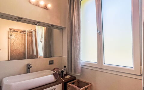 Borgo dei Fiori: Design Intérieur, Luminaire Plomberie, Mur, Salle De Bains, Sol, Sol, Robinet, Miroir, Évier, Éclairage