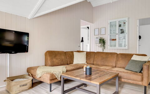 Ejler - 30Km from the Sea: Sol, Bois, Sol, Canapé, Meubles, Design Intérieur, Parquet, Salon, Domicile, Plafond