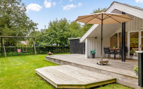 Ejler - 30Km from the Sea: Meubles, Design Intérieur, Sol, Plafond, Sol, Chaise, Pièce, Éclairage, Table, Table Cuisine Et Salle A Manger