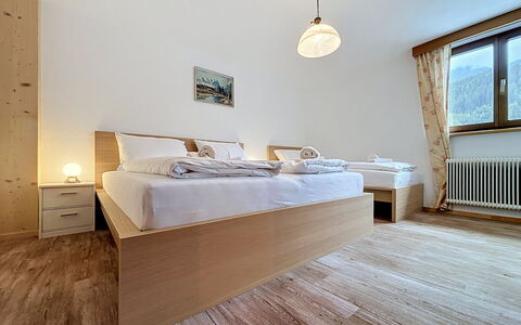 Ferienhaus Christl: Lit, Chambre, Drap De Lit, Design Intérieur, Bois, Literie, Sol, Sol, Plafond, Pièce
