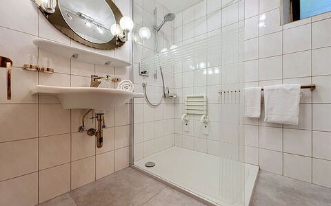 Ferienhaus Christl: Salle De Bains, Design Intérieur, Luminaire Plomberie, Sol, Sol, Douche, Plomberie, Lavabo, Robinet, Tete De Douche