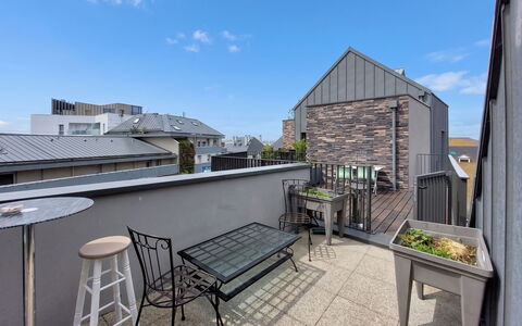 Le Botanica: Meubles, Sol, Design Intérieur, Mur, Sol, Canapé, Bois, Salon, Parquet, Pièce