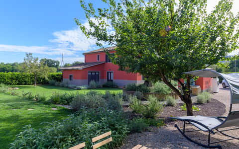 Red House: Arbuste, Jardin, Printemps, Pelouse, Aménagement Paysager, Ombre, Cour, Arrière-Cour, Jardin Botanique, Ferme