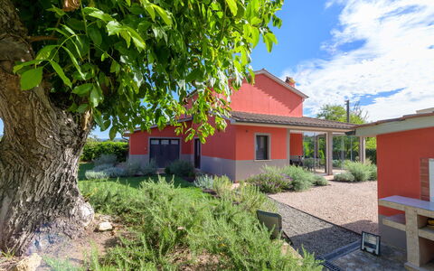 Red House: Ciel, Toit, Maison, Arbuste, Zone Résidentielle, Domicile, Lot Terre, Chalet, Zone Rurale
