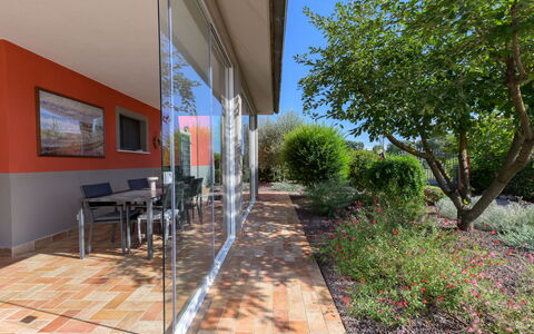 Red House: Ombre, Jardin, Mobilier De Jardin, Verre, Aménagement Paysager, Patio, Cour, Structure En Plein Air, Arrière-Cour, Passerelle