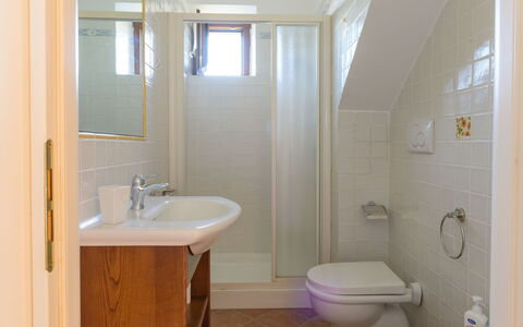 Red House: Salle De Bains, Sol, Lavabo, Luminaire Plomberie, Sol, Mur, Design Intérieur, Évier, Robinet, Pièce