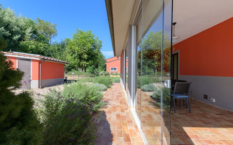 Red House: Ombre, Jardin, Arrière-Cour, Brique, Biens, Cour, Aménagement Paysager, Hacienda, Daylighting, Cour