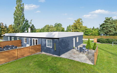 Nina - 600M from the Sea: Toit, Domicile, Chalet, Ombre, Pelouse, Jardin, Cour, Aménagement Paysager, Biens, Siding