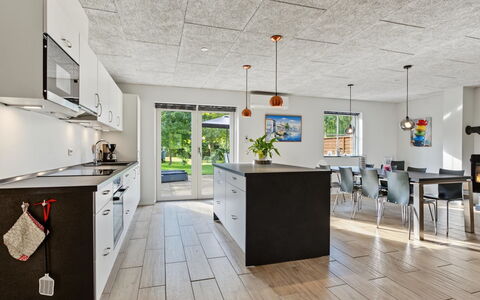 Nina - 600M from the Sea: Sol, Bois, Plafond, Sol, Design Intérieur, Meubles, Cuisine, Luminaire, Comptoir, Chaise
