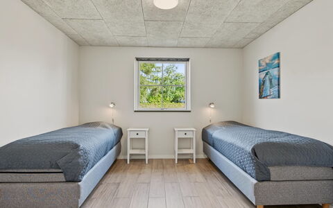 Nina - 600M from the Sea: Plafond, Sol, Sol, Chambre, Pièce, Appartement, Cadre De Lit, Lit, Literie, Drap De Lit