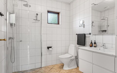 Anarosa - 6Km from the Sea: Sol, Luminaire Plomberie, Sol, Design Intérieur, Salle De Bains, Toilette, Siège De Toilette, Évier, Armoire De Toilette, Plafond